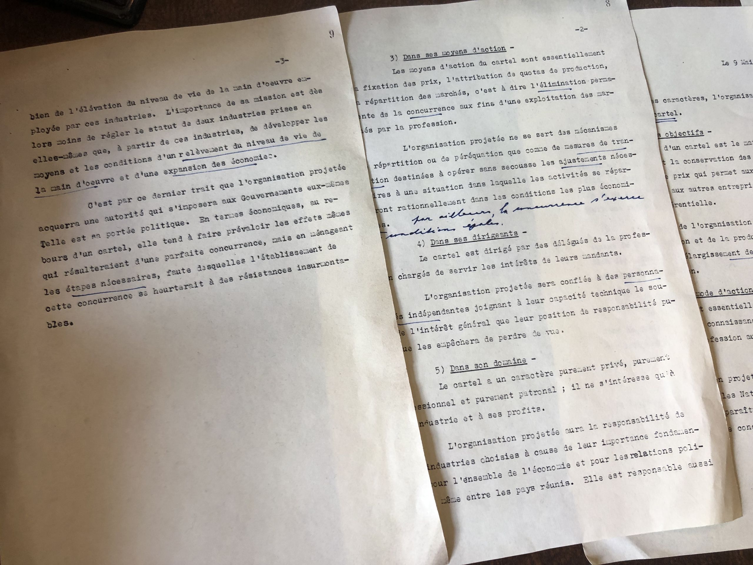 Konekirjoitettu julistus ranskaksi, muutamat kohdat alleviivattu kynällä.