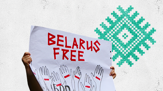 Eine Person, die ein Plakat mit dem Text „Free Belarus“ hochhält.