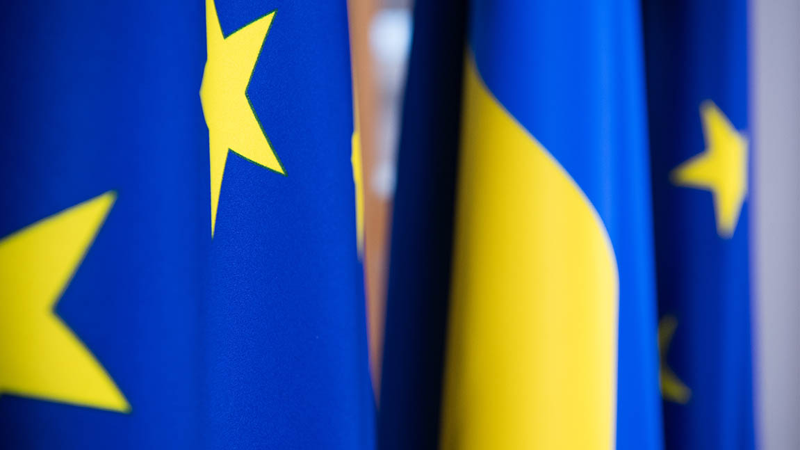 Die Flaggen der EU und der Ukraine.
