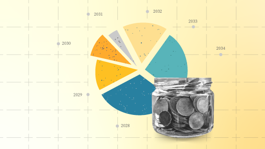 Un diagramme stylisé représentant les années à venir, de 2028 à 2034, est placé derrière un bocal en verre rempli de pièces.