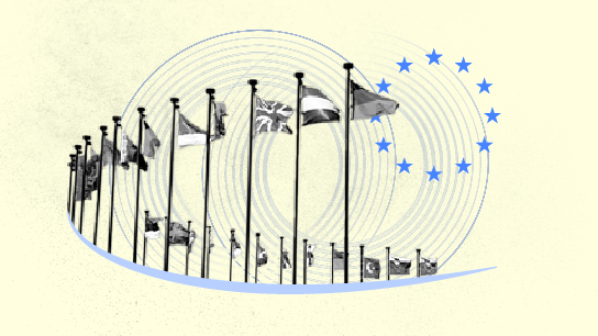 Bandiere di diversi paesi che sventolano in cima ai pennoni e stelle della bandiera dell'Unione europea.