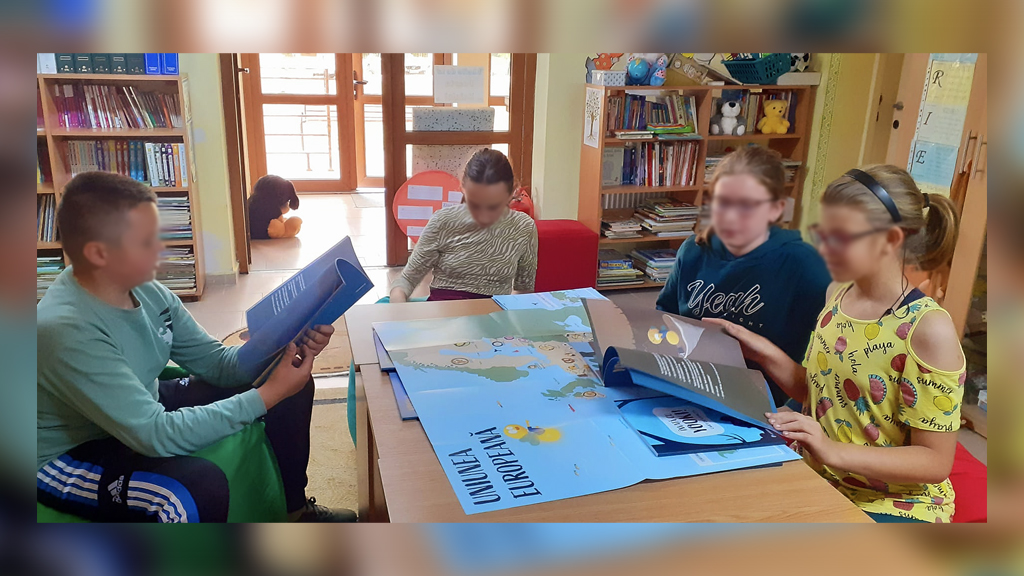 Деца четат книжката за Юки и разглеждат карта на ЕС