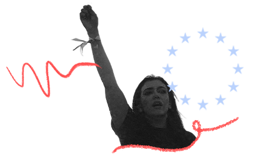 Protestierende Frau mit erhobener Hand als Symbol der Teilhabe und Solidarität.