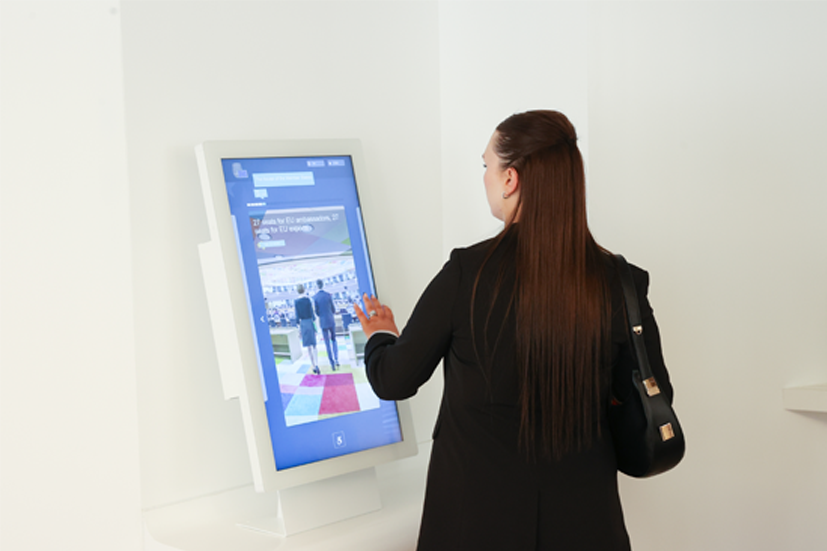 Uma visitante a utilizar um módulo de informação interativo no Centro de Visitantes do Conselho.