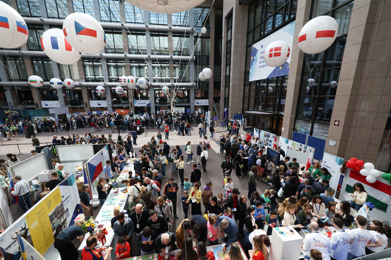 Une foule de personnes dans le bâtiment Justus Lipsius du Conseil à l'occasion des portes ouvertes de la Journée de l'Europe, le 9 mai 2026.