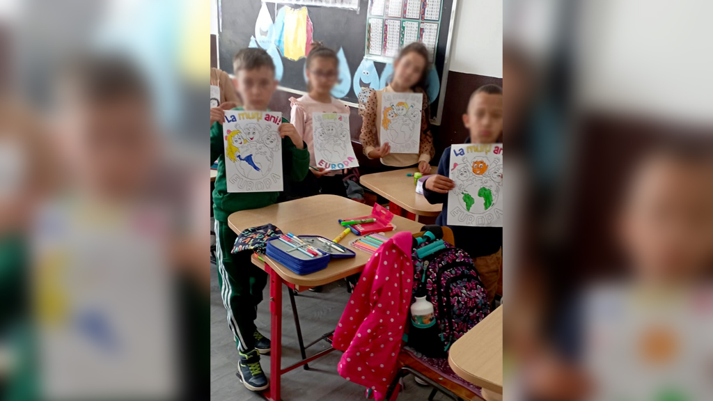 Деца показват своите рисунки