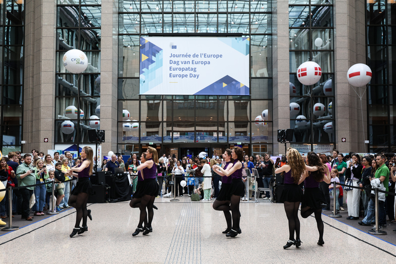 Des danseuses habillées de noir se produisent dans l'atrium du Conseil.