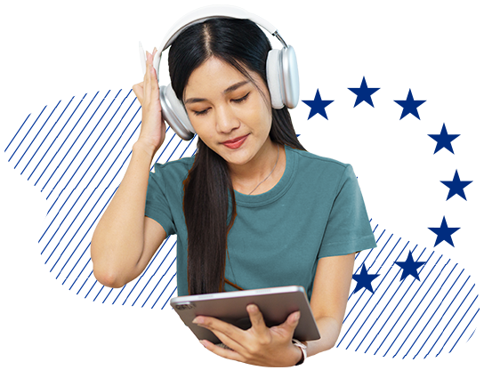 Une jeune personne qui porte un gros casque d'écoute blanc et un T-shirt et regarde une tablette, des étoiles bleues et des bandes diagonales formant un fond décoratif.