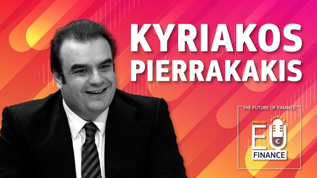 Ritratt iswed u abjad tal-President tal-Grupp tal-Euro fuq sfond oranġjo u roża jgħajjat, b'test kbir li jaqra "KYRIAKOS PIERRAKAKIS" u test u grafika iżgħar li jindikaw il-podcast dwar il-finanzi tal-UE "The Future of Finance".