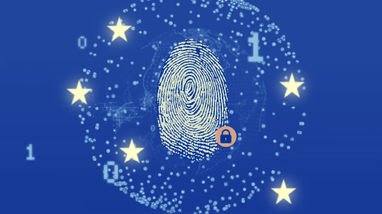 Ilustração estilizada de uma impressão digital rodeada por dígitos binários, estrelas amarelas como as da bandeira da UE e um pequeno ícone com um cadeado, que representa a proteção e a privacidade dos dados na União Europeia.
