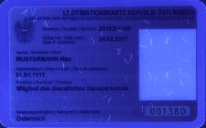 AUT-HD-03006 - 
<Předn&iacute; strana - totožnost> - Jištěn&iacute; v UV světle