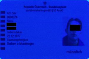 AUT-HP-01002 - 
<Předn&iacute; strana - totožnost> - Jištěn&iacute; v UV světle