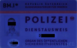 AUT-PS-01001 - 
<Předn&iacute; strana - totožnost> - Jištěn&iacute; v UV světle