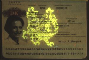 DNK-AO-02001 - 
<Integrovan&aacute; karta s osobn&iacute;mi &uacute;daji - předn&iacute; strana (totožnost)> - Jištěn&iacute; v UV světle