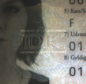 DNK-JO-05002 - 
<Integrovan&aacute; karta s osobn&iacute;mi &uacute;daji - předn&iacute; strana (totožnost)> - OVD - opticky proměnliv&yacute; prvek