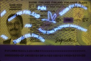 FIN-AO-03002 - 
<Integrovan&aacute; karta s osobn&iacute;mi &uacute;daji - předn&iacute; strana (totožnost)> - Jištěn&iacute; v UV světle