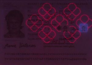 FIN-AS-05001 - 
<Integrovan&aacute; karta s osobn&iacute;mi &uacute;daji - předn&iacute; strana (totožnost)> - Jištěn&iacute; v UV světle