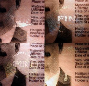 FIN-JO-03001 - 
<Integrovan&aacute; karta s osobn&iacute;mi &uacute;daji - předn&iacute; strana (totožnost)> - OVD - opticky proměnliv&yacute; prvek