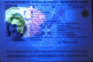 LTU-AS-01001 - 
<Integrovan&aacute; karta s osobn&iacute;mi &uacute;daji - předn&iacute; strana (totožnost)> - Jištěn&iacute; v UV světle