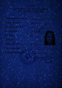LVA-HO-02002 - 
<Předn&iacute; strana - totožnost> - Jištěn&iacute; v UV světle