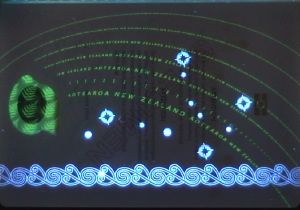 NZL-JO-03002 - 
<Integrovan&aacute; karta - zadn&iacute; strana> - Jištěn&iacute; v UV světle