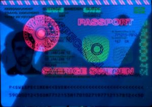 SWE-JO-04001 - 
<Integrovan&aacute; karta s osobn&iacute;mi &uacute;daji - předn&iacute; strana (totožnost)> - Jištěn&iacute; v UV světle
